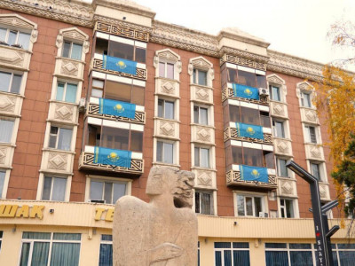 Астана тұрғындары Республика күніне орай балкондарын Қазақстанның туымен безендірді