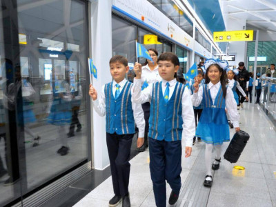 Елордалық оқушылар Республика күніне орай Tarlan Astana-да флешмоб ұйымдастырды