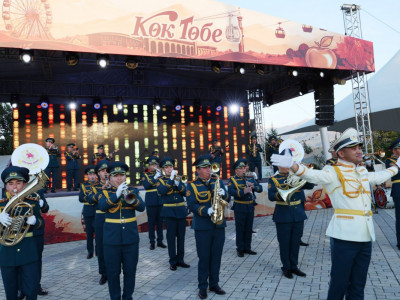 Guard Next: Республика күні қарсаңында Ұлттық ұлан оркестрі Көк-Төбеде өнер көрсетті