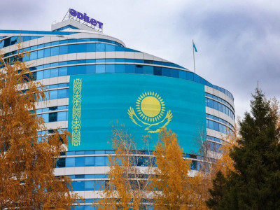 Қазақстанның Мемлекеттік туы «Әділет» партиясының орталық аппараты ғимаратына ілінді