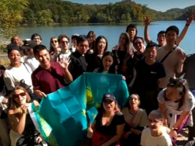 Шетелде білім алып жатқан қазақстандықтар Республика күнімен құттықтады (ВИДЕО)