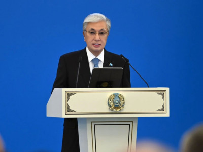 «Көк байрағымыз әрдайым биікте желбіресін»: Президент қазақстандықтарды Республика күнімен құттықтады