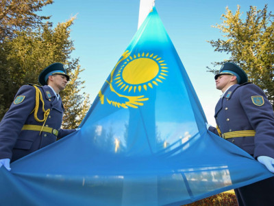 Президент Мемлекеттік ту көтеру рәсіміне қатысты