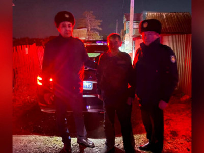 Петропавлда полицейлер жанып жатқан үйден ер адамды құтқарды