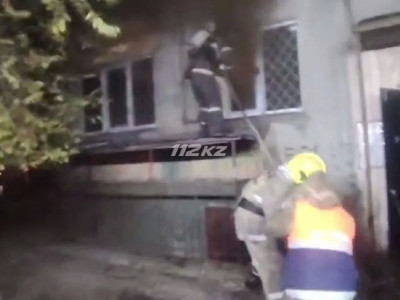 Өскеменде тоңазытқыш өртеніп, көпқабатты үйдің тұрғындарын әбігерге салды