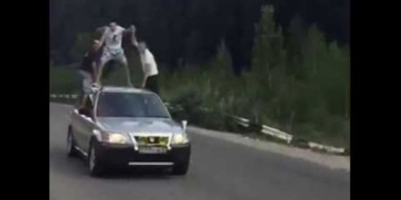 3 жігітті көлік үстіне шығарған жүргізуші айыпталды