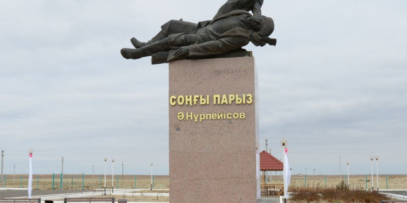 Аралда «Соңғы парыз» романының кейіпкерлеріне ескерткіш қойылды