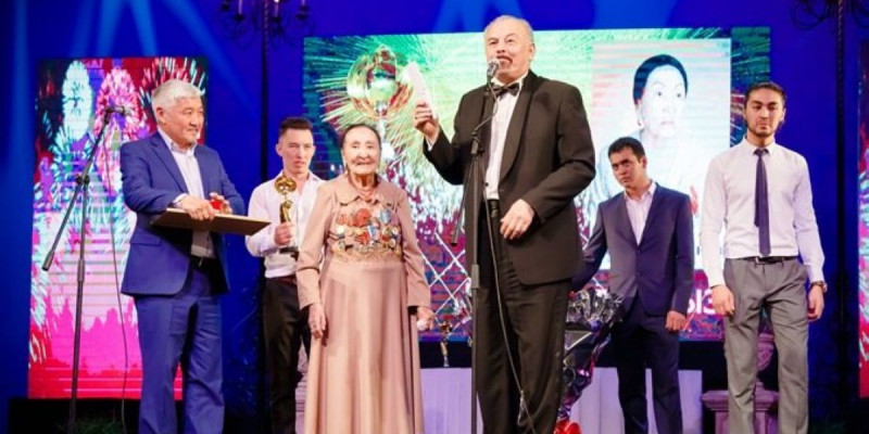 «Еңлікгүл-2016»: Сахна саңлақтарына қошемет