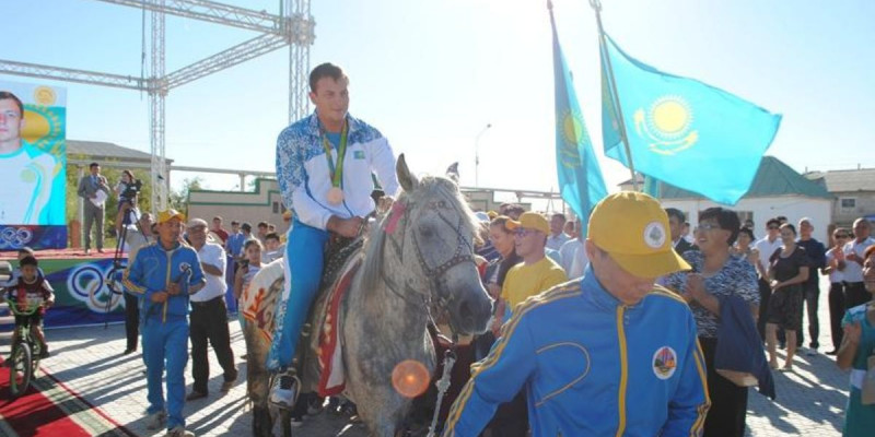 Қола жүлдегер Александр Зайчиковқа ақ боз ат мінгізді
