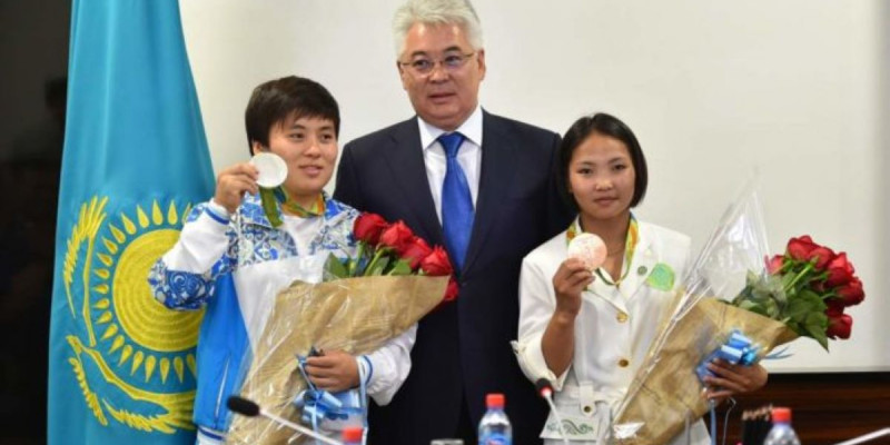 Жазира Жаппарқұлға көлік пен пәтер сыйлады