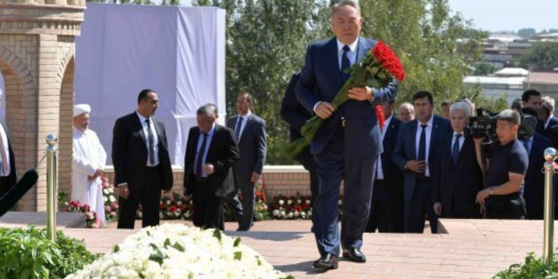 Назарбаев Ислам Каримов жерленген жерге гүл шоғын қойды