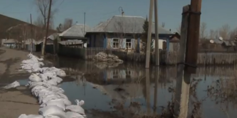 Семейде жер үйлерді су басып жатыр