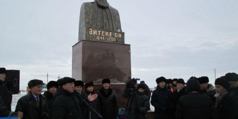 Ақтөбеде Әйтеке биге ескерткіш орнатылды