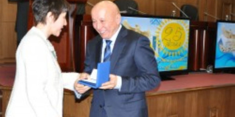 Денсаулық сақтау және әлеуметтік еңбек қызметкерлері марапатталды