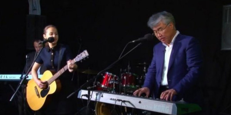 Мұхамедиұлы "Жұлдыз ФМ" радиосының студиясында Beatles тобының әнін орындады