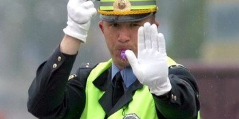 Ала таяқтан  айырылған  полицейлер