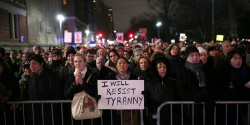 Голливуд жұлдыздары Нью-Йоркте Трампқа қарсы митинг өткізді