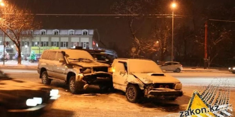 Көктайғақтың кесірінен Алматыда бірнеше көлік соқтығысты