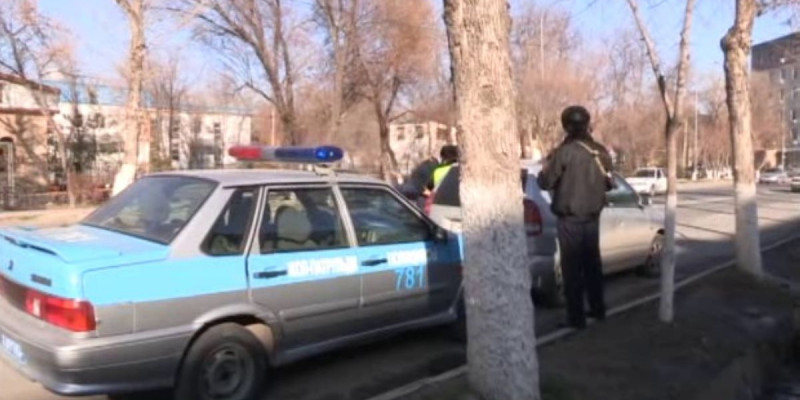 ОҚО-да полицейді ұрып, көлігін айдап кеткен бұзақылар ұсталды