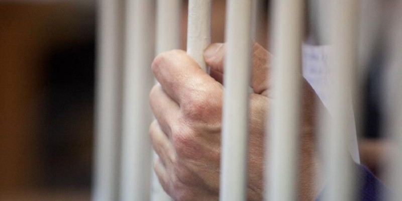Пара алып, жазаны жеңілдетпек болған тергеуші сотталды
