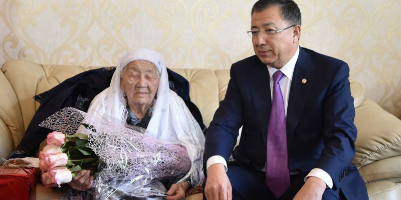 ОҚО əкімі 108 жастағы Батыр ананы құттықтады