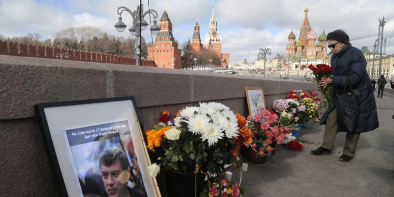 Мәскеуде Борис Немцов мемориалы тағы тоналды