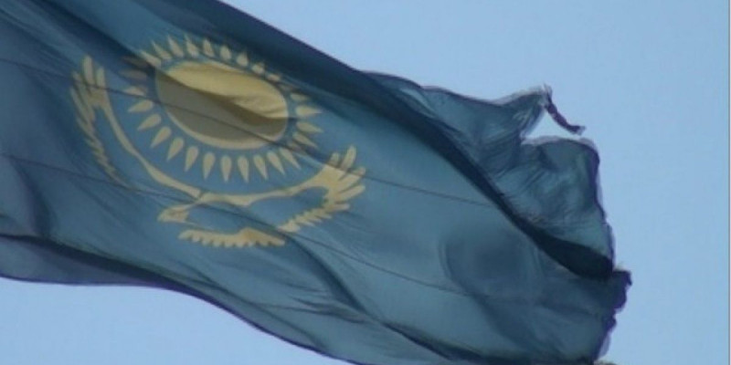 Оқу ордасының ғимаратында жыртық ту желбіреп тұр