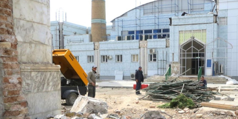 Ашхабад билігі Азади мешітінің қақпасы мен қоршауын бұзды