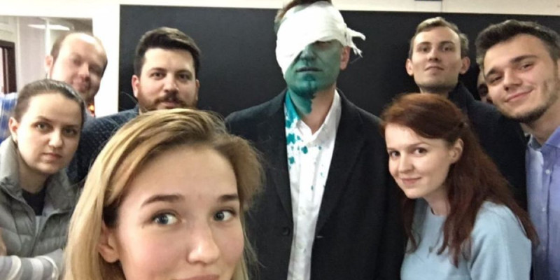 Навальныйдың бетіне белгісіз біреу улы зат шашып кетті