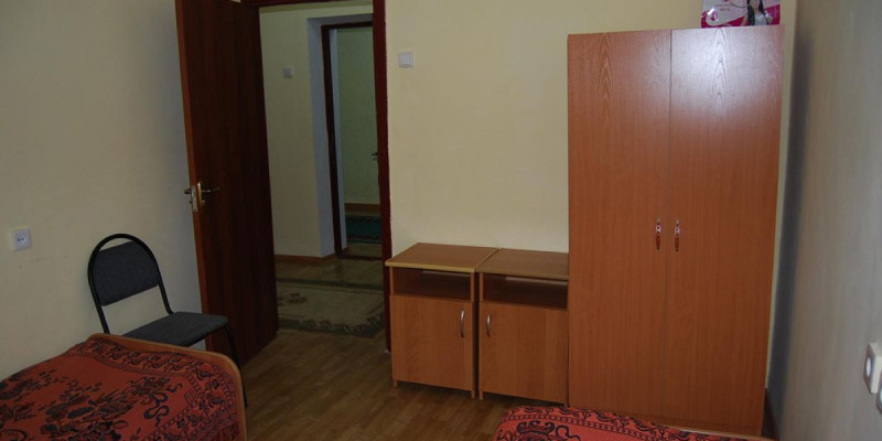 Жатақханадағы бір бөлмеде 1 200 адам тікелген