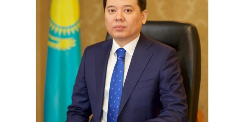 ҚР Әділет министрі қазақ тілінен қосымша сабақ алуда