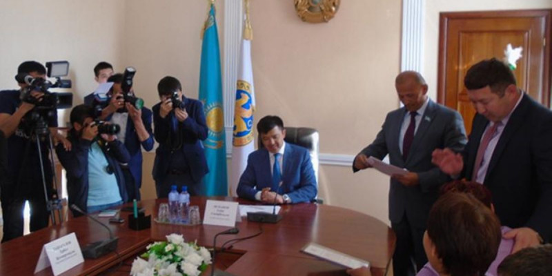 Ақтөбелік кәсіпкер су тасқыны кезінде баспанасыз қалған мүгедекке пәтер сыйлады