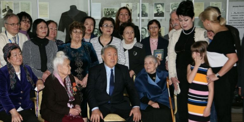 Елбасы "АЛЖИР" музейінде қуғын-сүргін құрбандарына тағзым етті