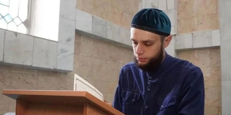 Азан үніне еліткен неміс жігіті ислам дінін қабылдап, намазға жығылды