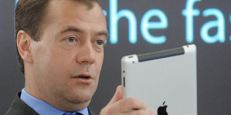 Медведевті Twitter'ді бұғаттағаны үшін сотқа берді