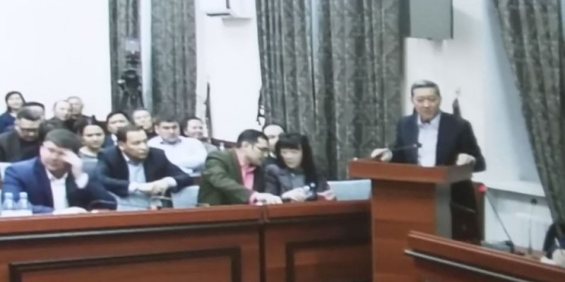 Сот Серік Ахметов пен экс-шенеуніктерді шығынды өтеуге міндеттеді