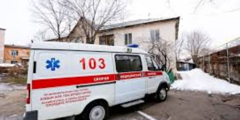 Үш адам дәретхана шұңқырына түсіп кетті