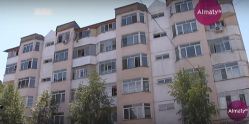 Алматыда тағы бір үй қисайды