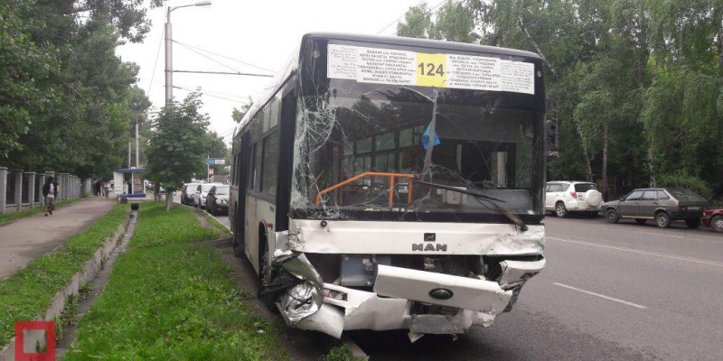 Алматыдағы жантүршігерлік жол апатында 2 автобус пен 4 жеңіл көлік соғысты