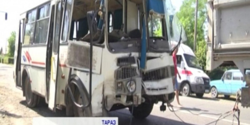 Тараздағы автобус апатынан 26 адам зардап шекті