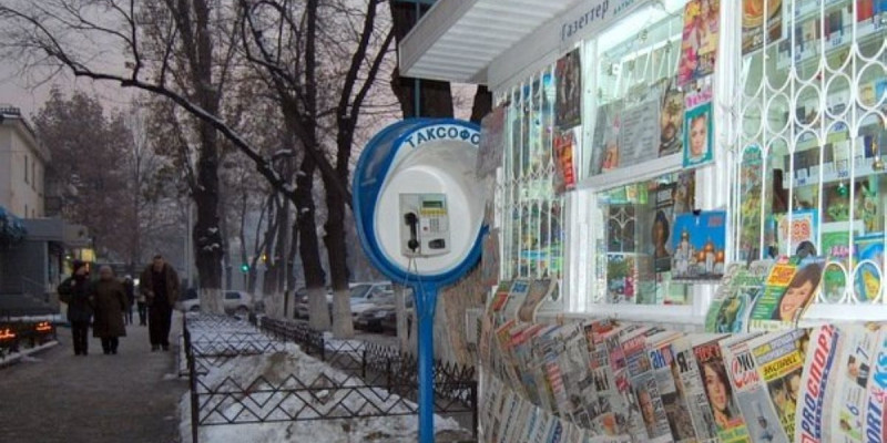 Қалада газет сатар дүңгіршек аз