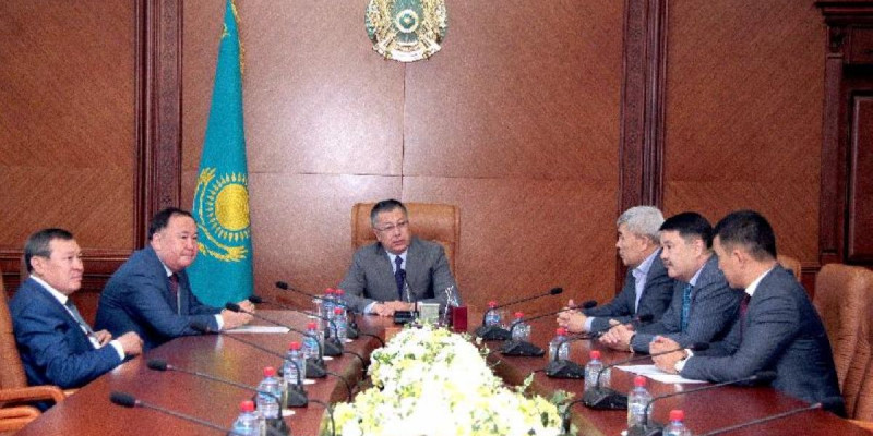 Түймебаев Мәжіліс депутаттарымен кездесті