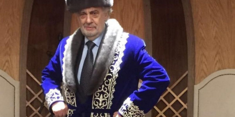 Пласидо Доминго шапан киіп түскен фотосын жариялады