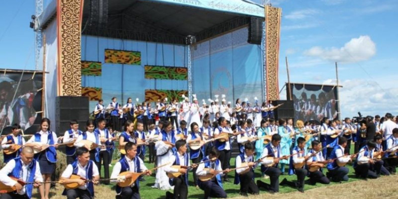 300 павлодарлық өнерпаз Жаяу Мұсаның «Құм жылан» күйін орындады