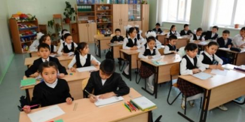 Оқу бөлмелеріне сыймаған атыраулық оқушылар дәлізде білім алуда