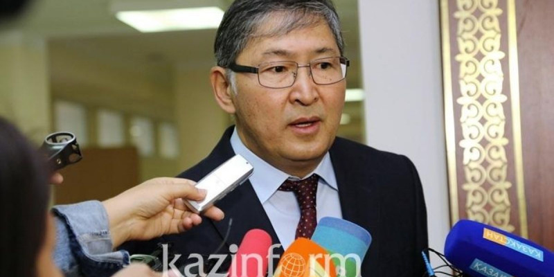 Сағадиев орыс тілінің жаңа оқулығын сынағандарға жауап берді