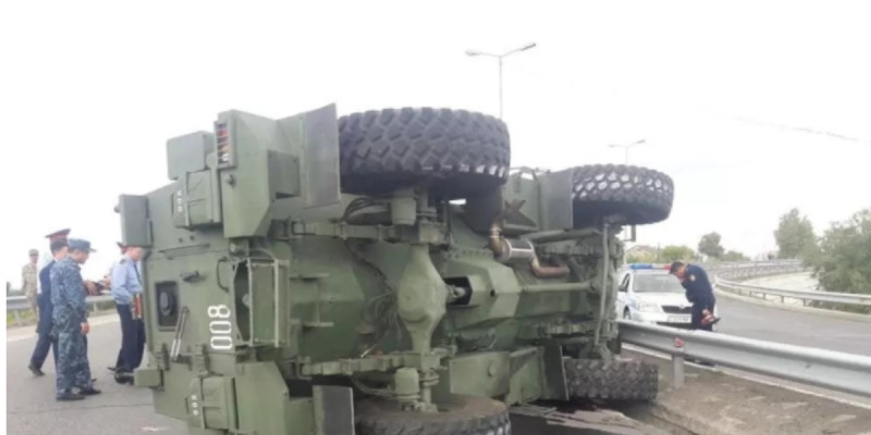 Семейде әскери көлік аударылып, сарбаз көз жұмды