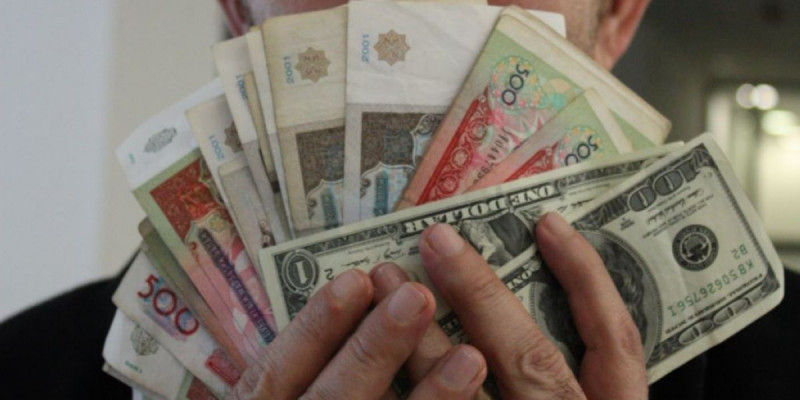 Мирзиёев өзбекстандықтарға валюта айырбастауға рұқсат берді