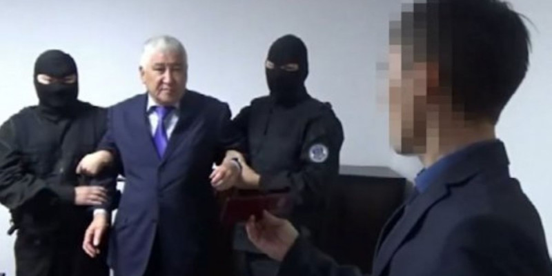 "Қазақавтожолдың" Қарағанды облыстық филиалының директоры 17 миллион теңге парамен ұсталды