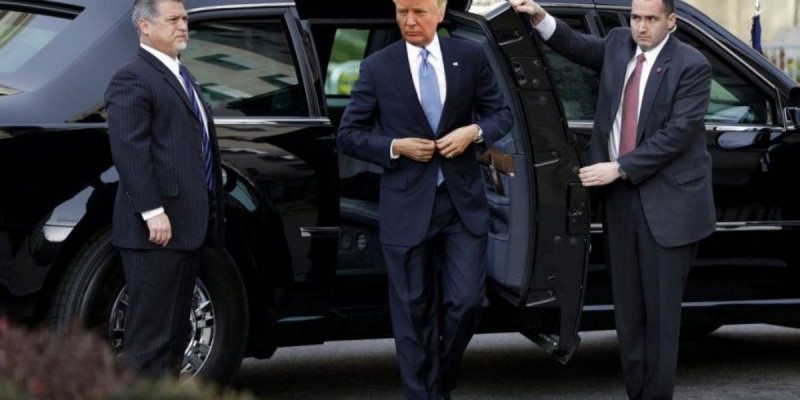 Трамптың көлігі жол апатына ұшырады